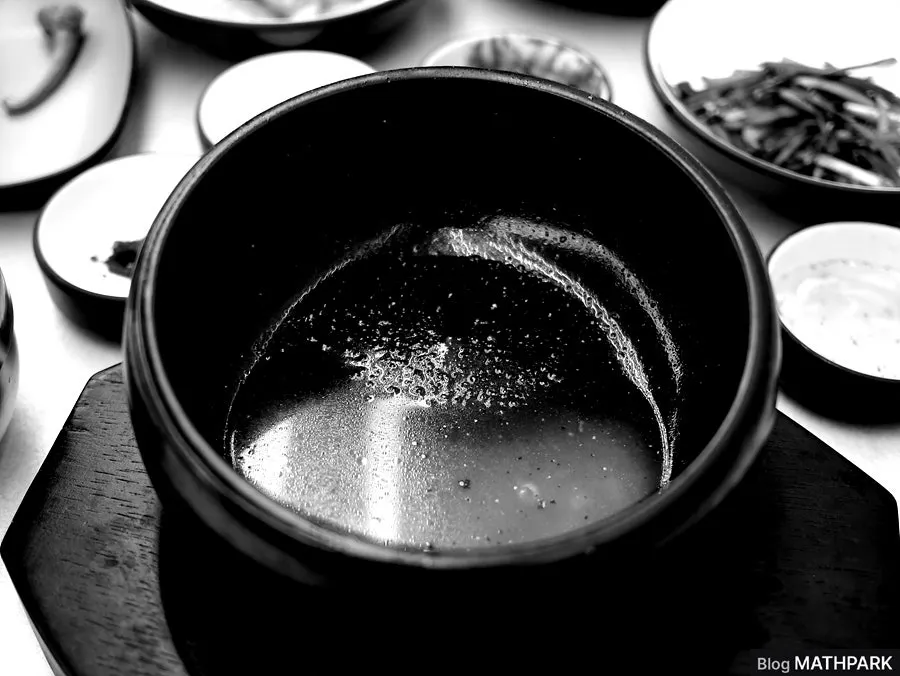 Kkakdugi served with sundae-guk