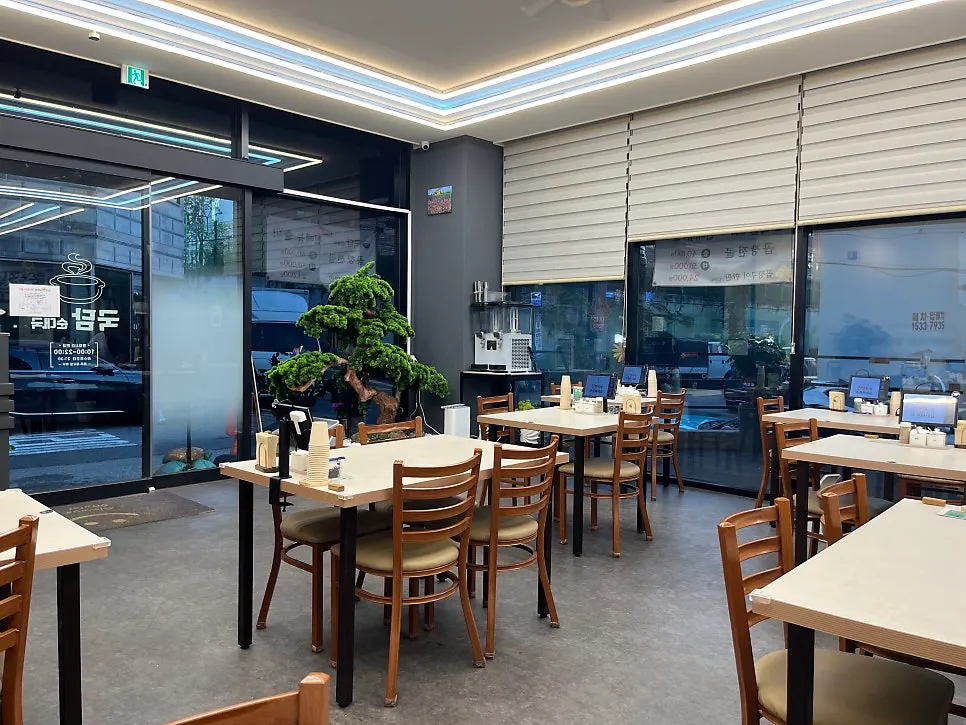 Interior atmosphere at Gukdam Sundaeguk Main Branch
