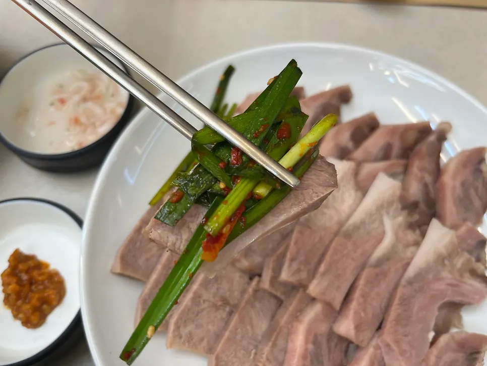 Suyuk meal with accompanying side dishes