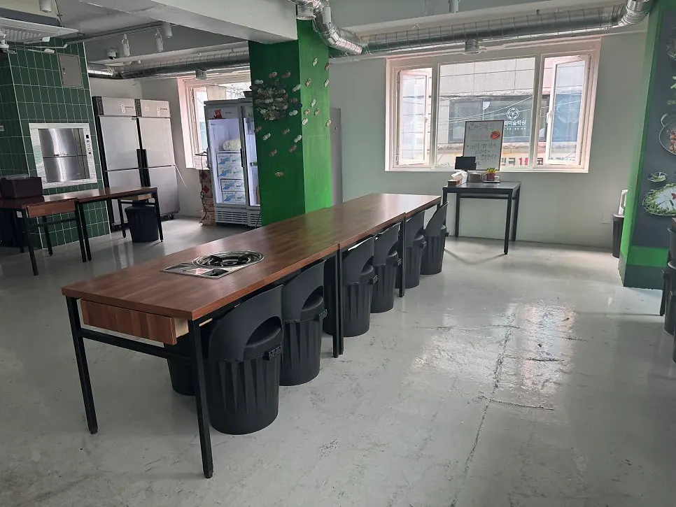 Indoor table seating at Gapmaejeong