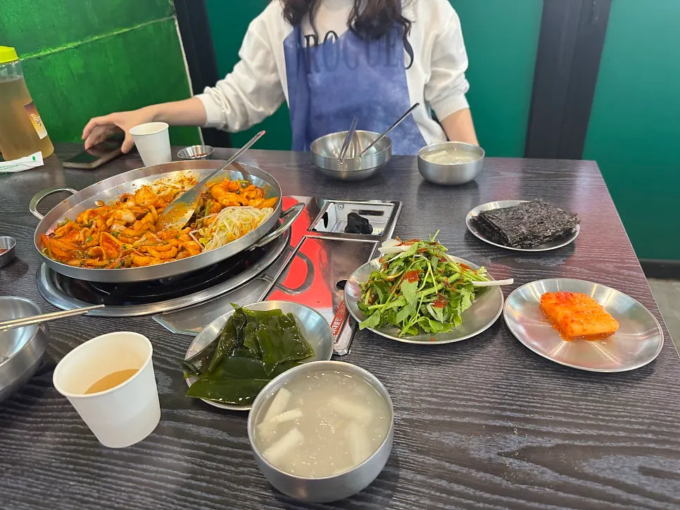 The ordered minari cuttlefish table setting