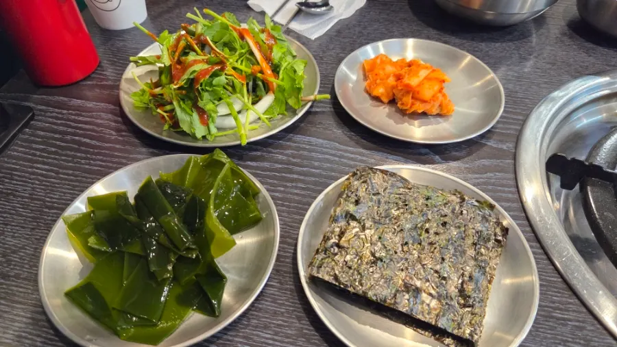 Side dishes served alongside the seafood-and-meat grill set