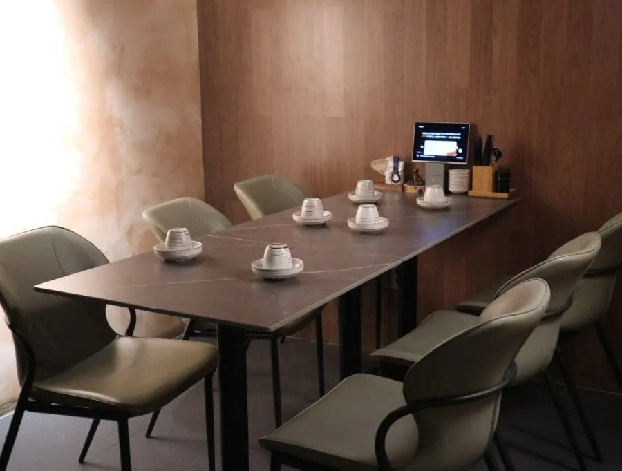 Regular table seating inside Gappo Ganbariya