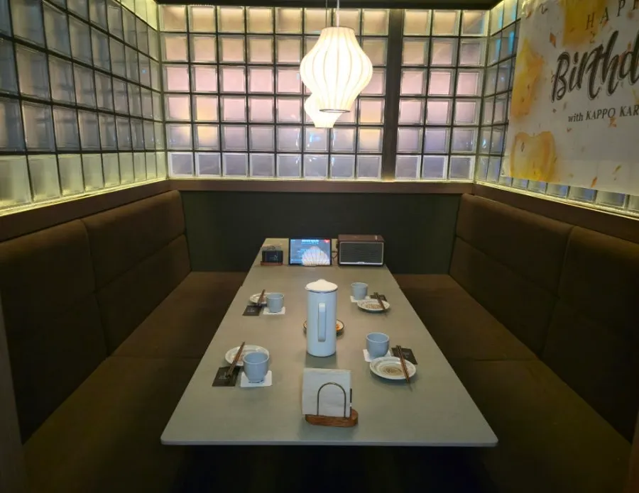 Seating area at Gatpo Karin with a tidy atmosphere