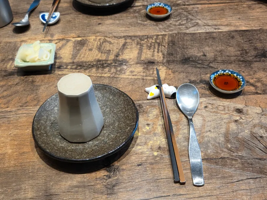 Table set for the kaisen-don and unagi-don two-person sharing order