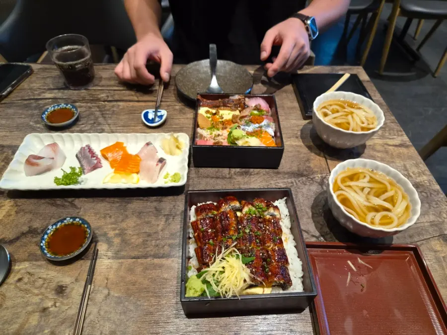 Kaisen-don and unagi-don served with lids on
