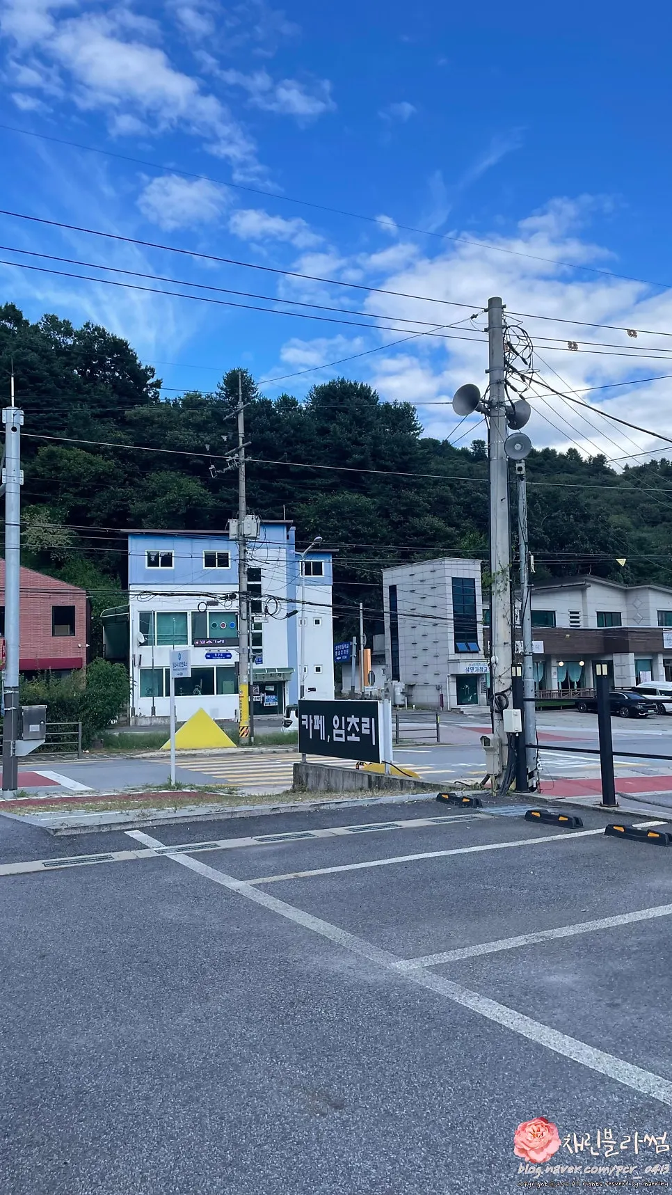 Dedicated free parking lot in front of Cafe Imchori