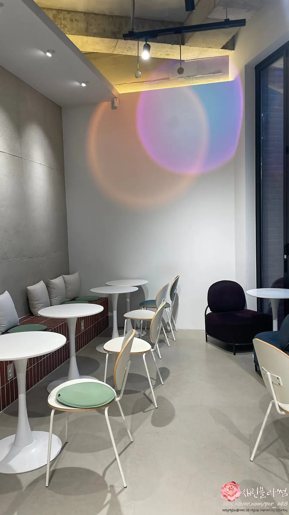 High-ceilinged interior of Cafe Imchori