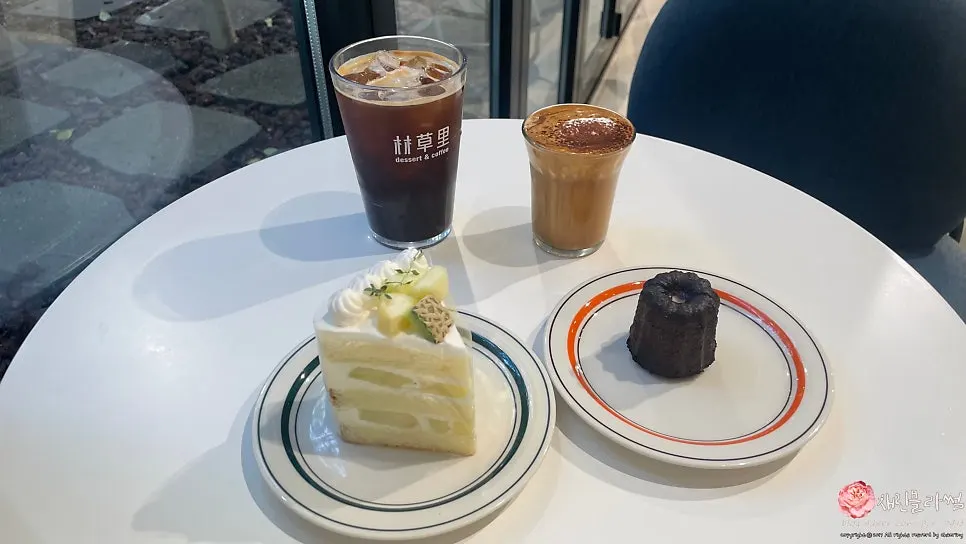 Iced Americano paired with cake