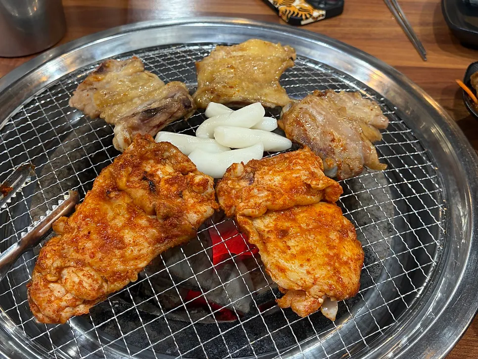 Varied side dishes served with dakgalbi