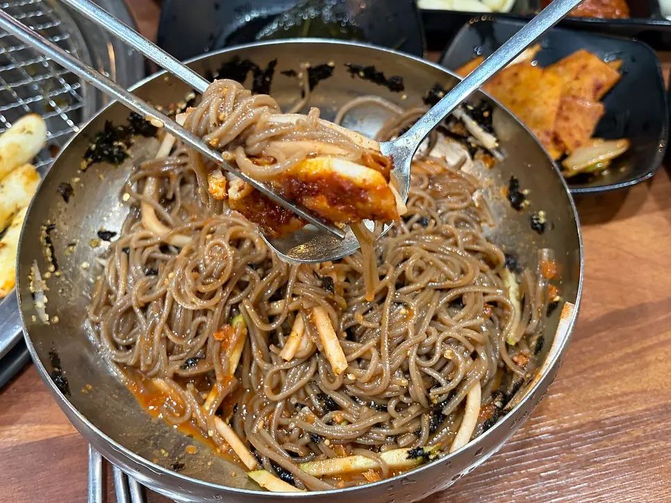 Bibim makguksu eaten with dakgalbi