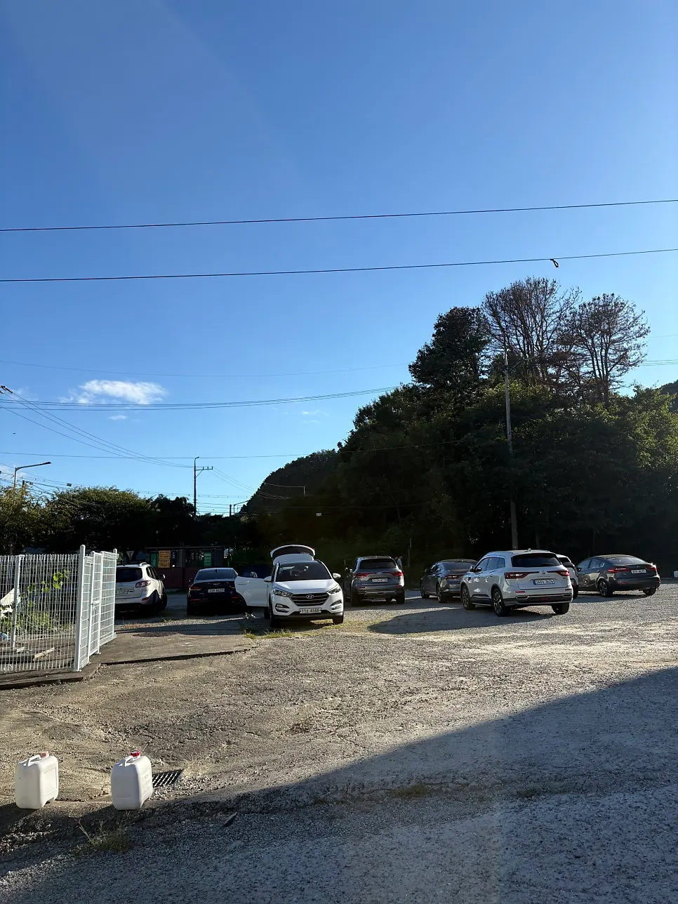 Jayeon Dakgalbi's 1st floor parking lot and the stairs on the right leading up to the entrance