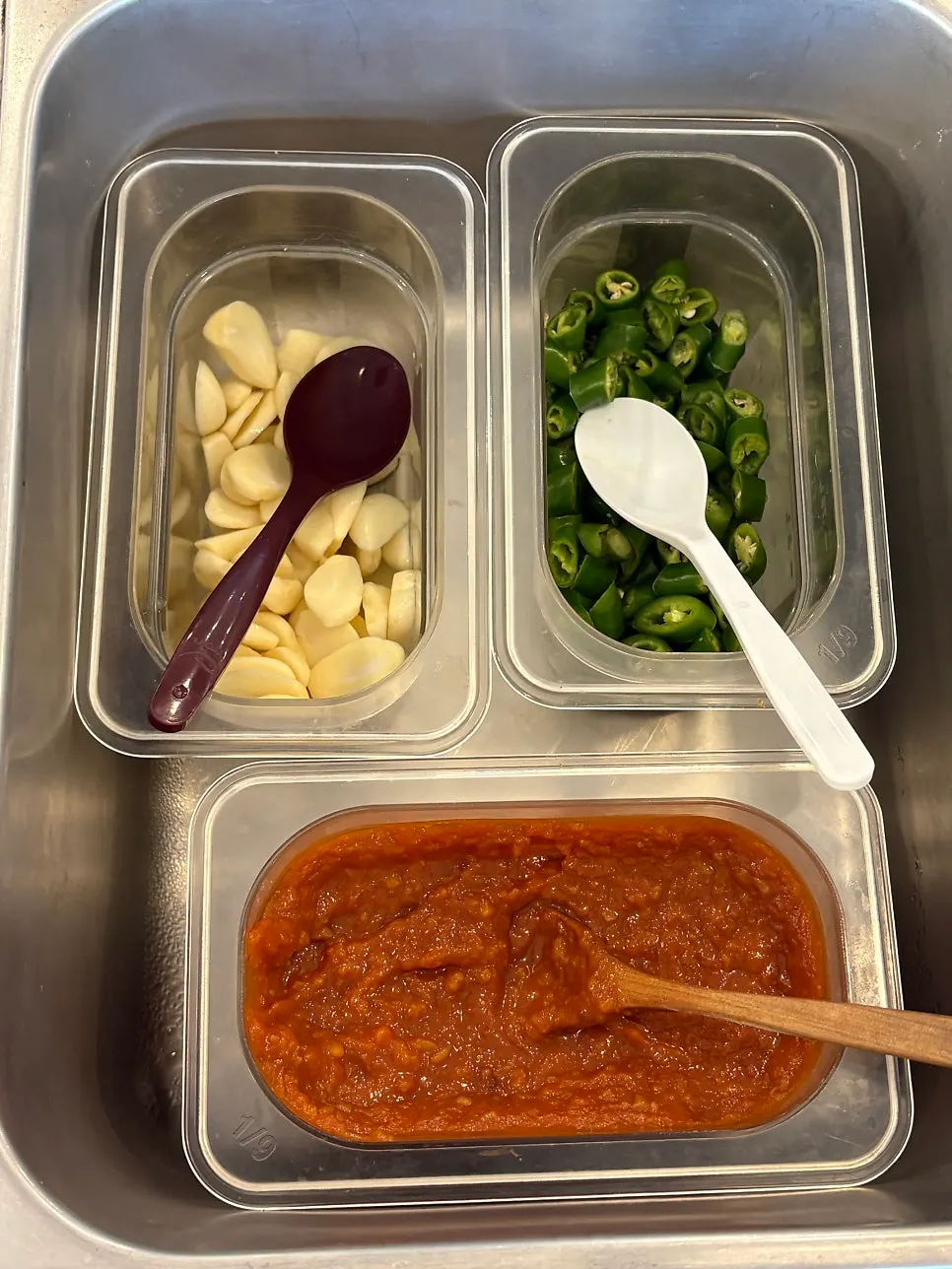 Lettuce and gaji-gochu chili peppers at the self-serve corner