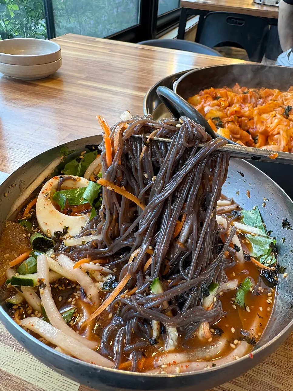 Makguksu topped with garnish