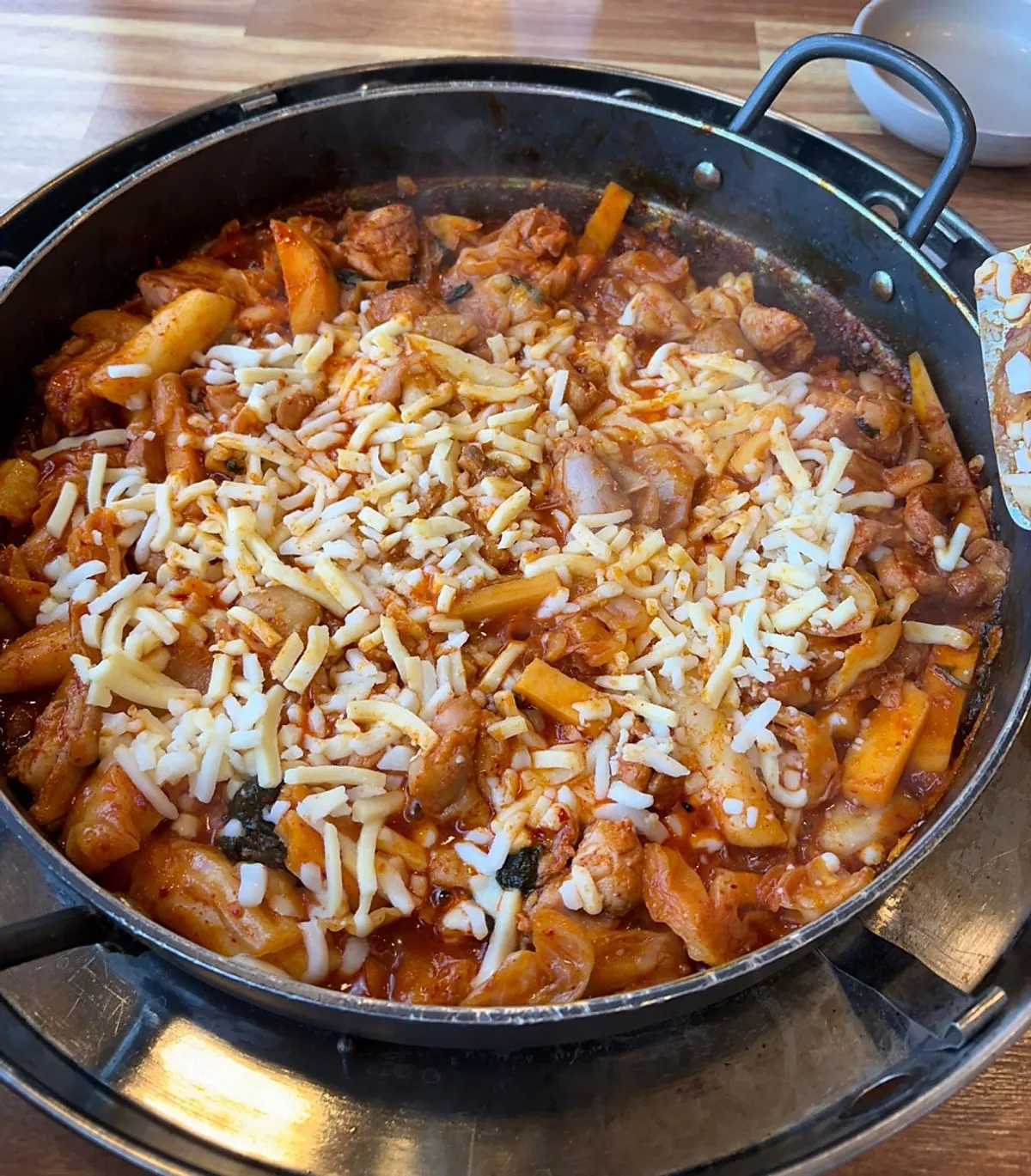 Jayeon Dakgalbi's cheese dakgalbi covered in melted cheese