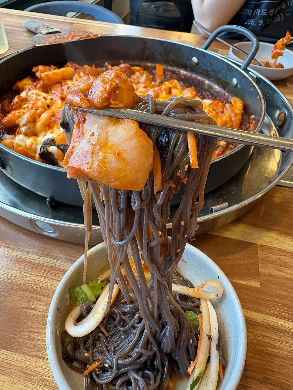 Dakgalbi eaten together with makguksu