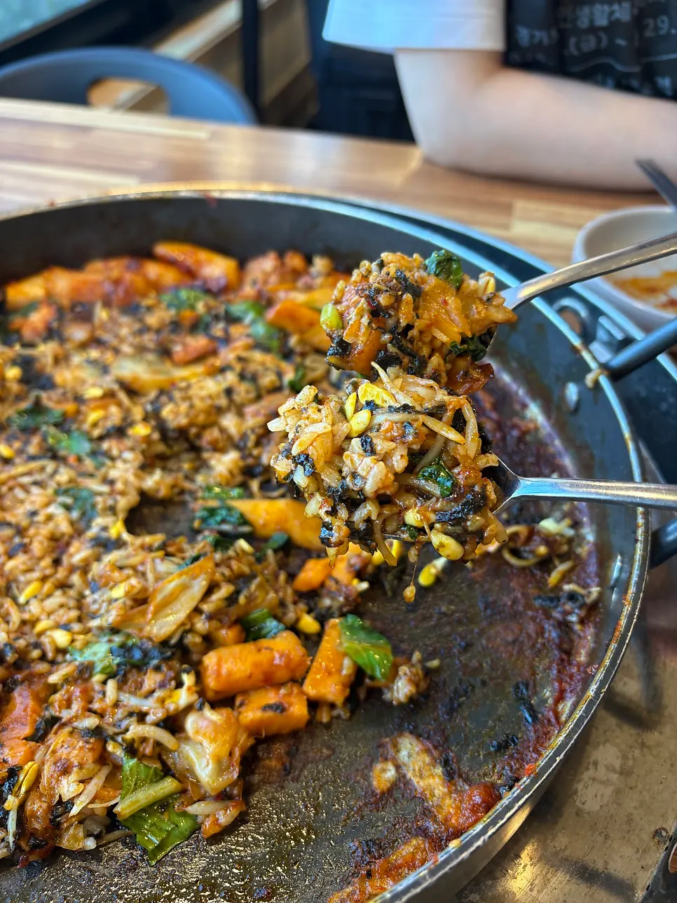 Fried rice mixed with seaweed flakes and bean sprouts