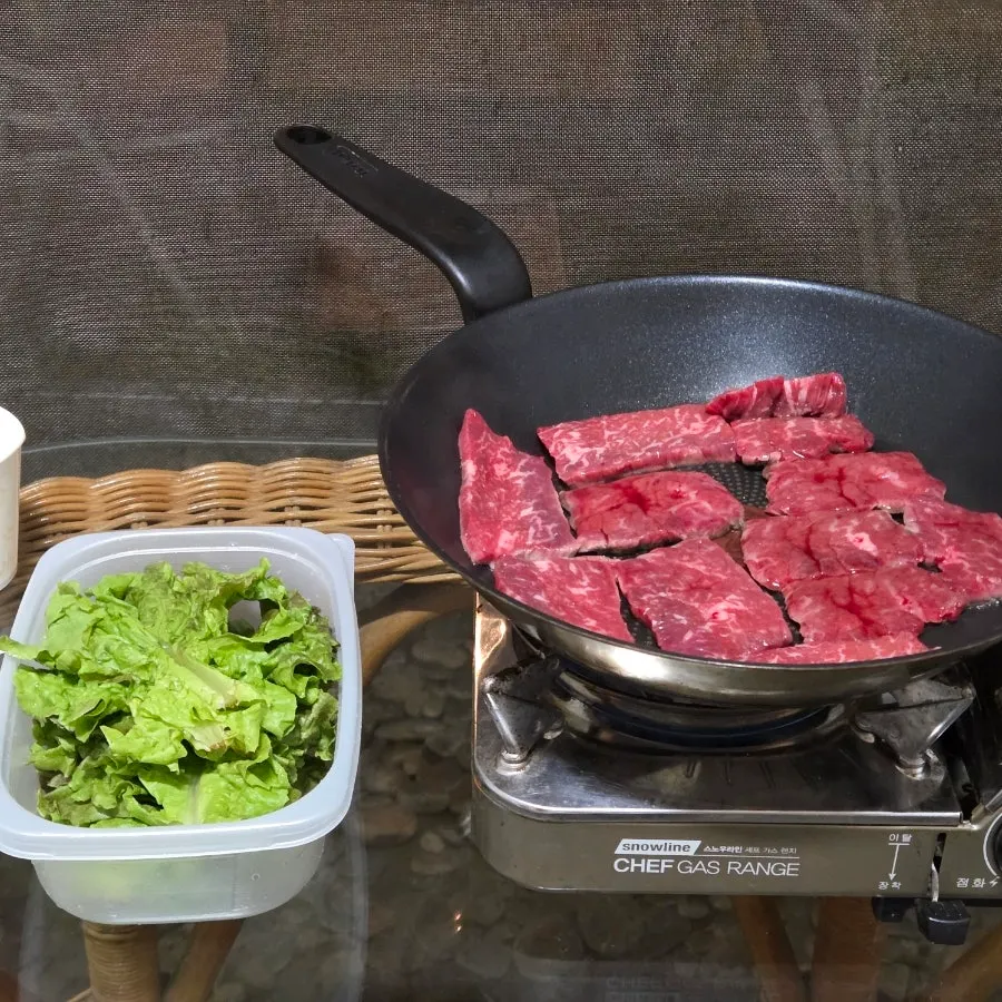 Thinly sliced wagyu skirt steak on the pan
