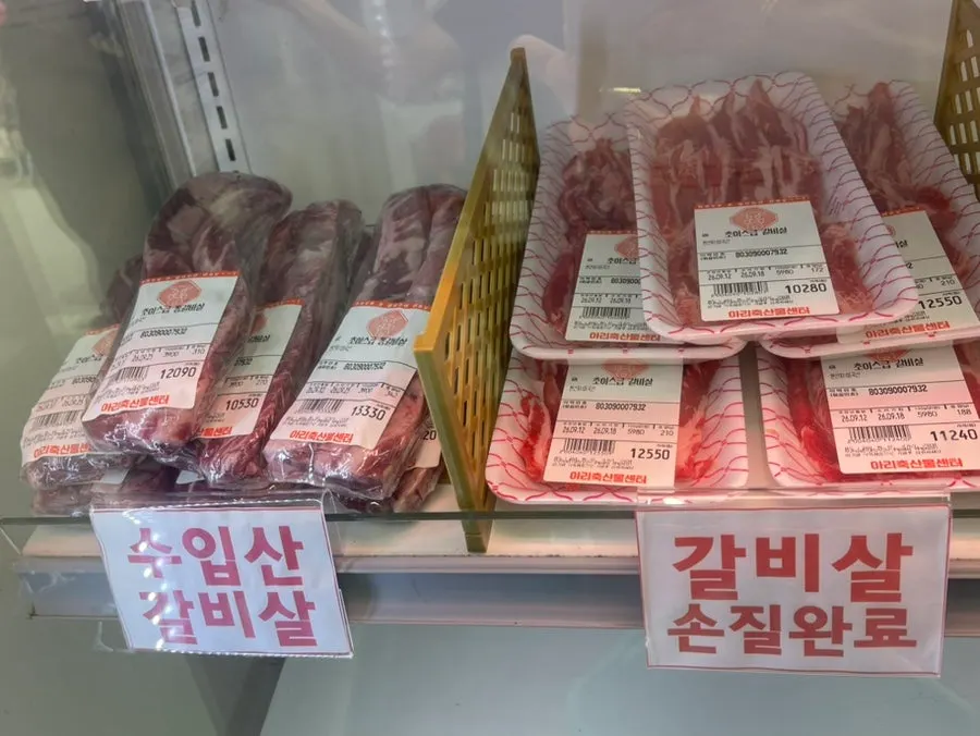 스테이크 크기로 포장된 꽃등심