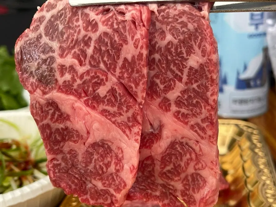 숯불에 올린 살치살과 팽이버섯