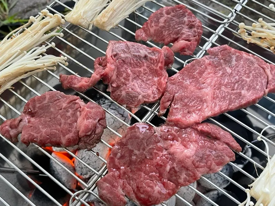 함께 구운 팽이버섯과 한우