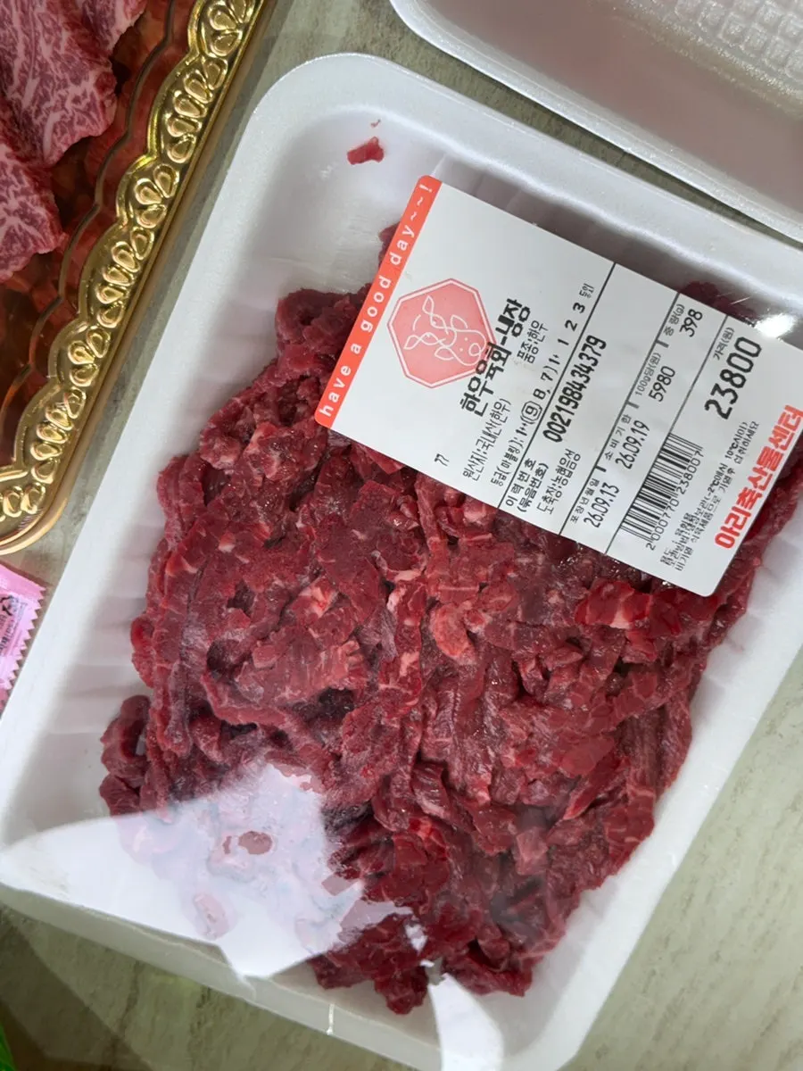 소스류와 음료가 진열된 선반