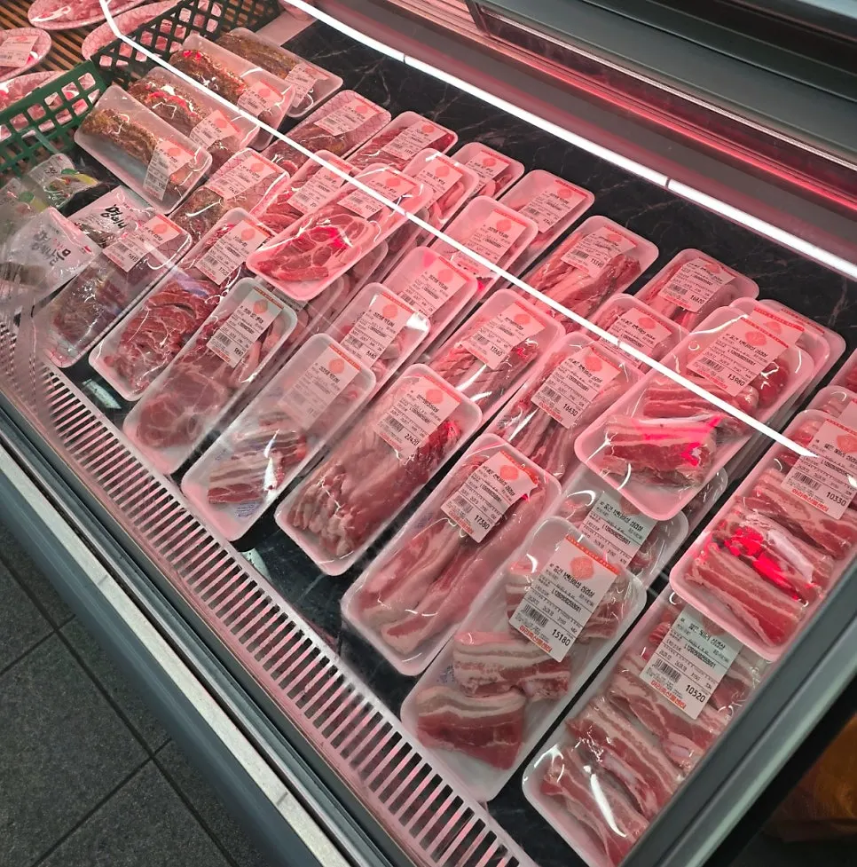 아리축산 진열대의 한돈 부위