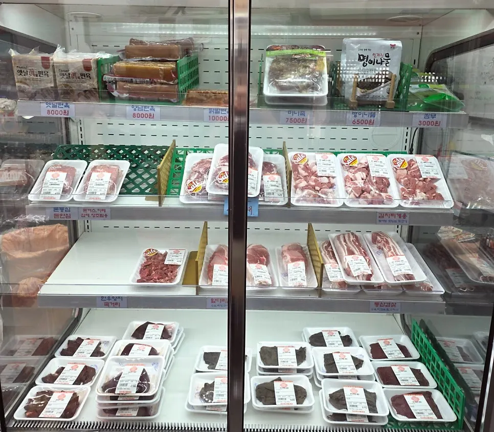 청결하게 관리된 정육점 내부