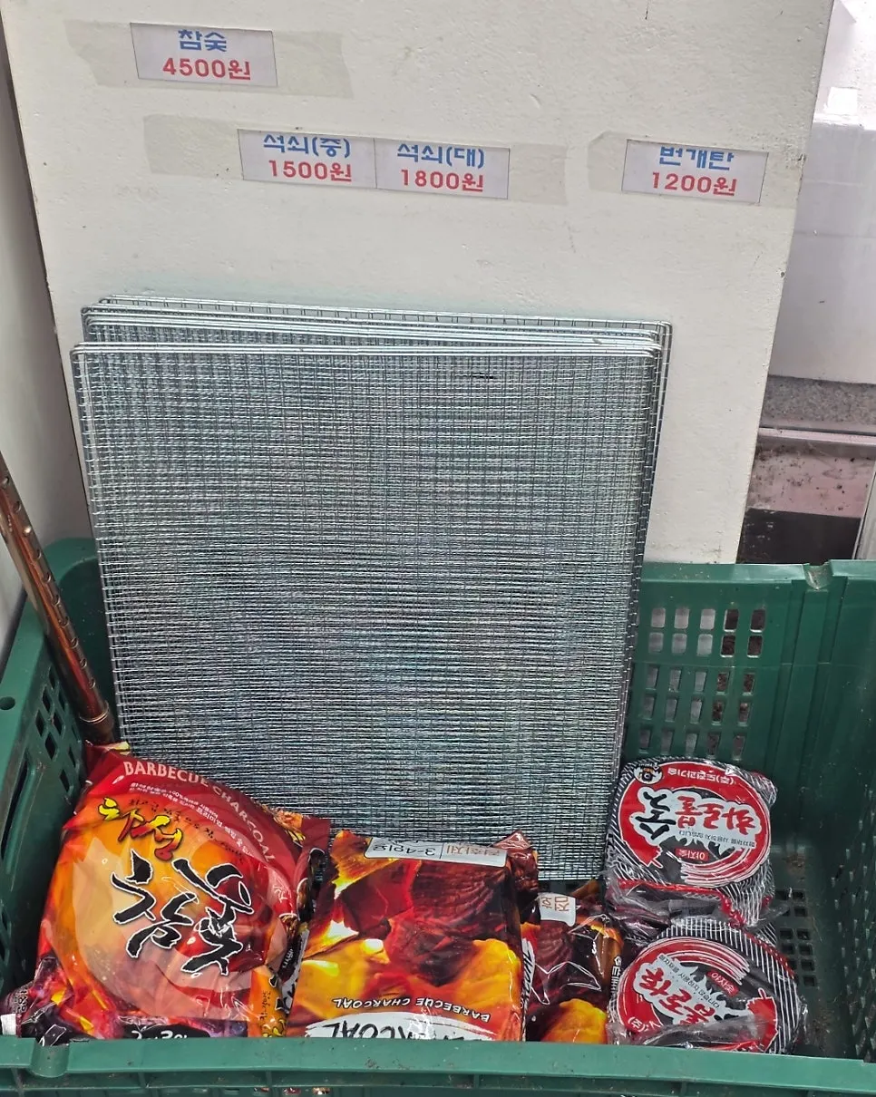 캠핑용 숯불 재료가 준비된 진열 공간
