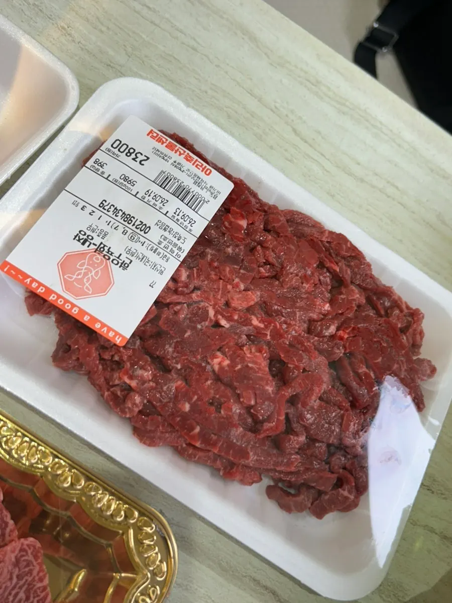 숯불에 구워진 소고기와 돼지고기