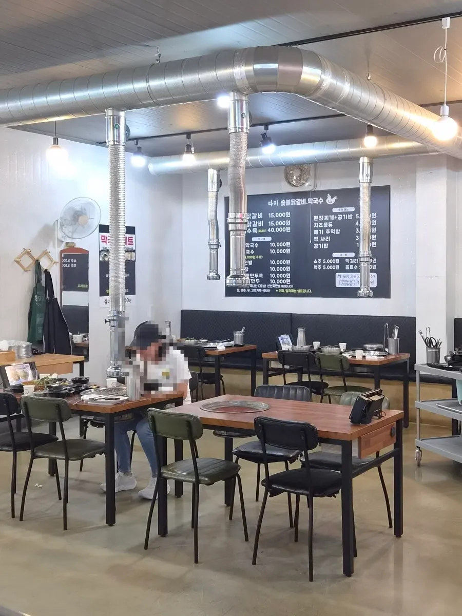 Entrance and walkway leading into Dami Seorak Charcoal-grilled Dakgalbi