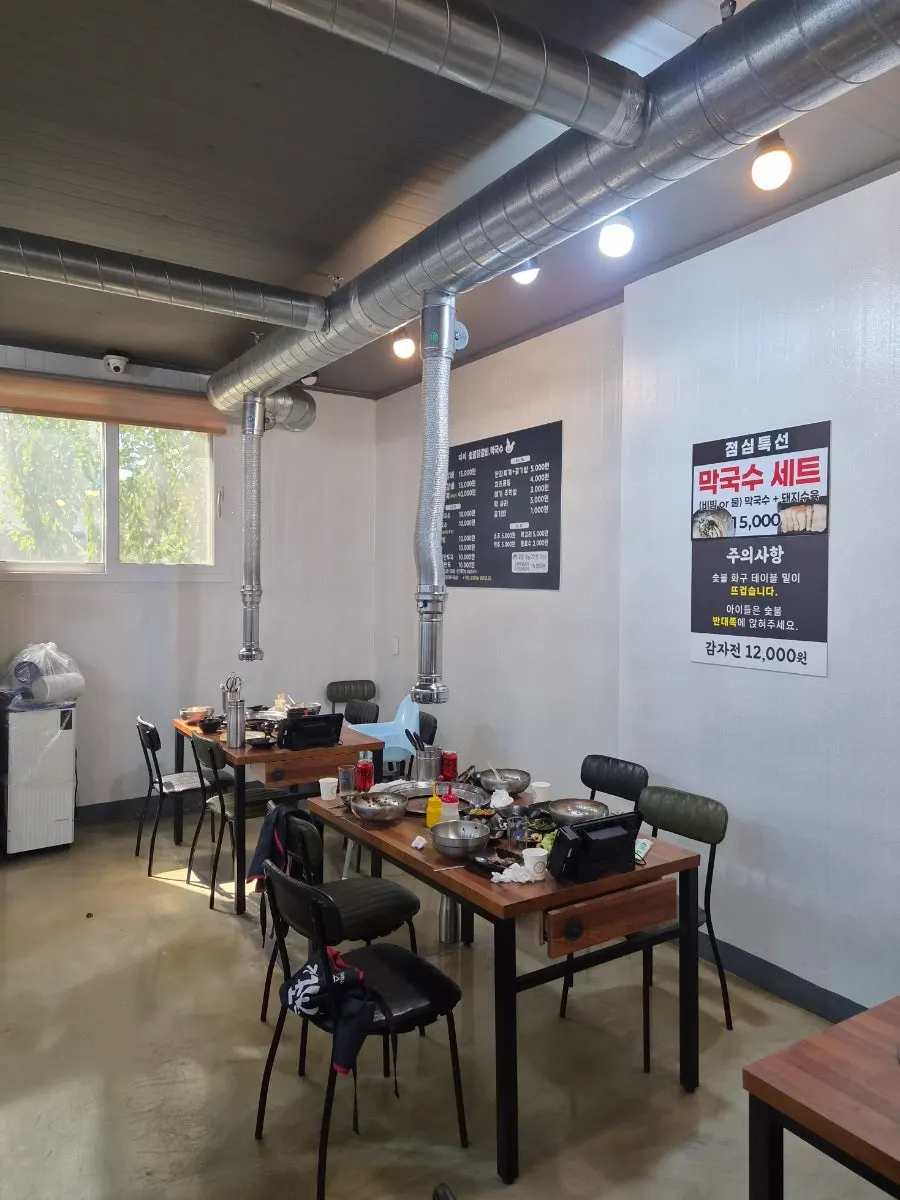 Restaurant filled with weekend lunch customers