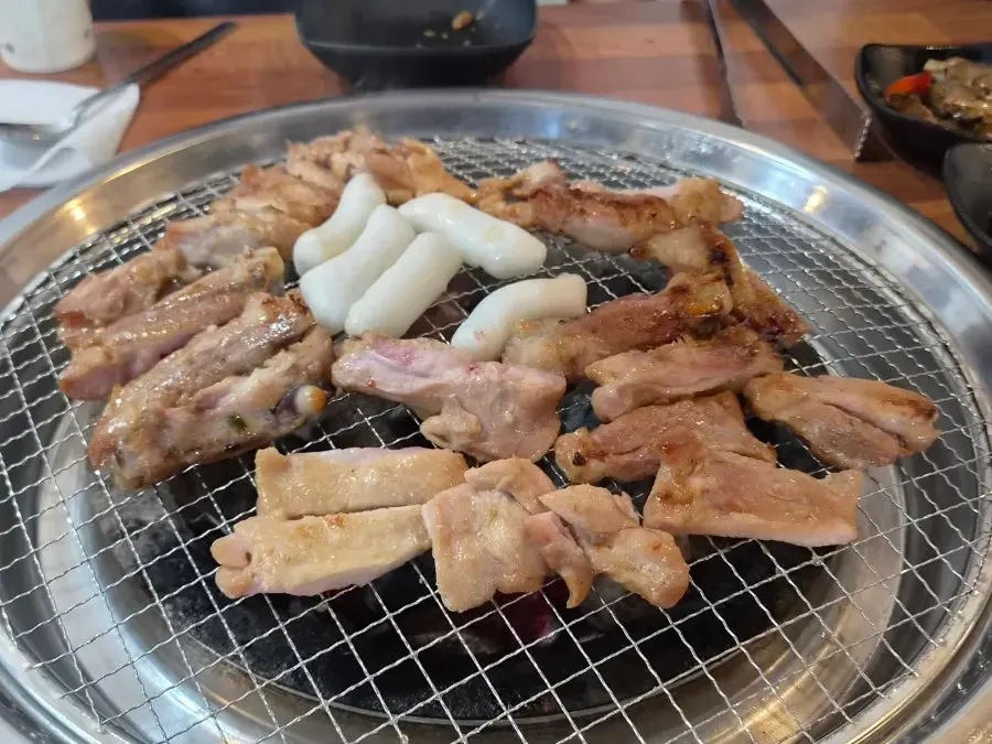 Charcoal-grilled dakgalbi with lightly browned edges