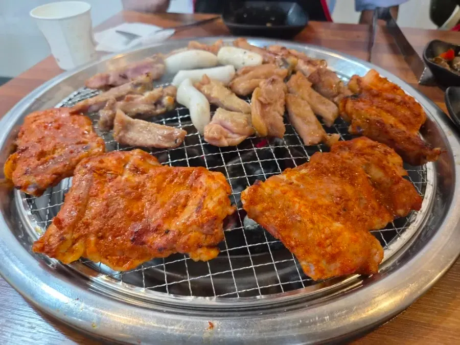 Picking up a piece of smoky-flavored dakgalbi