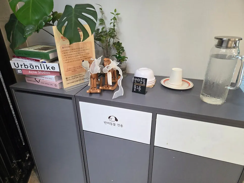 Pet water bowls and a notice