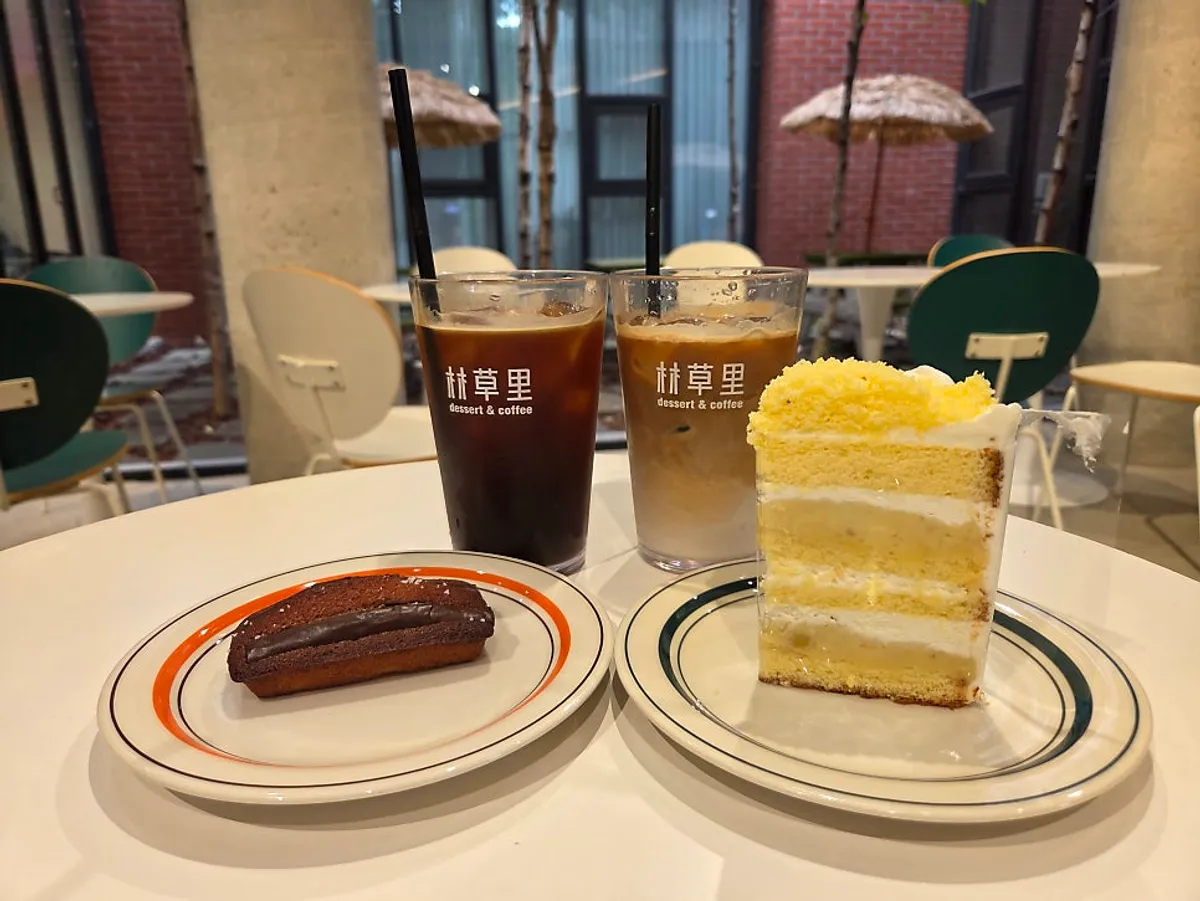 Iced coffee, cake, and financier