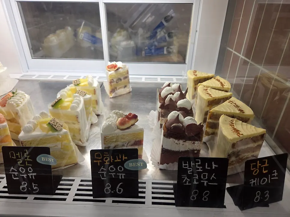 Desserts and coffee at Cafe Imchori