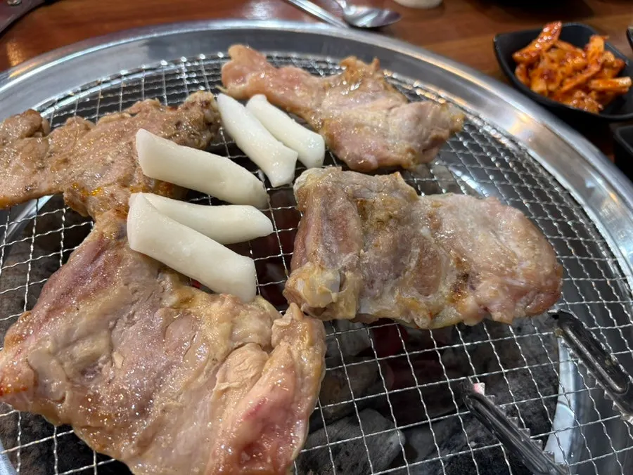 넓은 테이블 간격의 식당 내부
