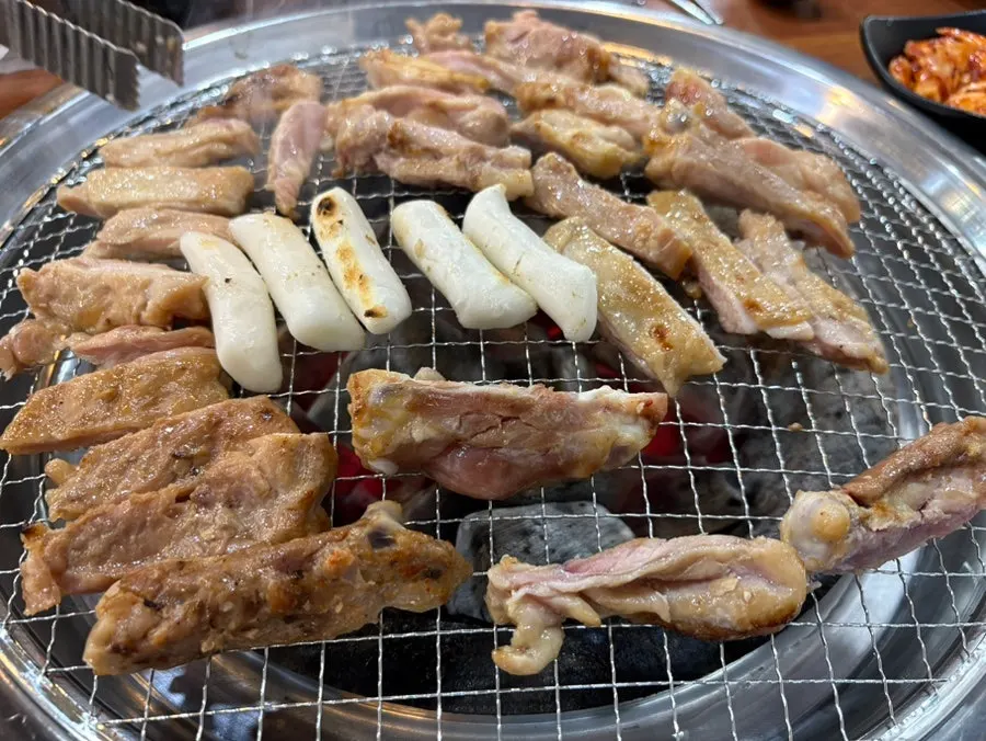 단체 방문 가능한 넓은 좌석