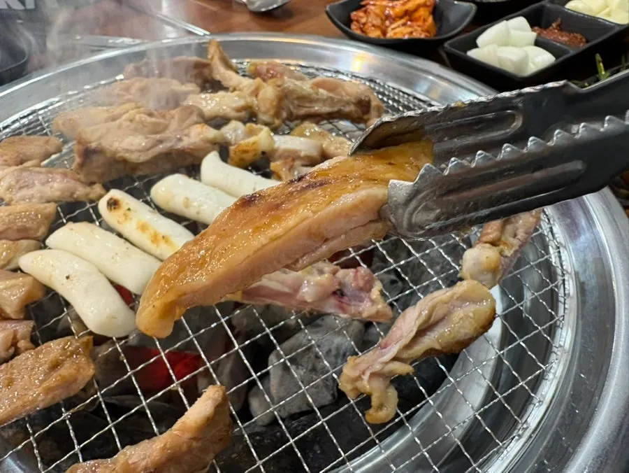 숯불에서 굽는 간장닭갈비