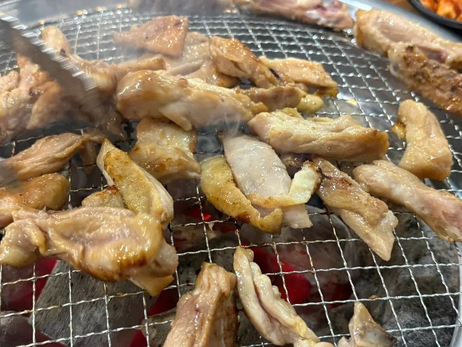 수시로 뒤집어 굽는 닭갈비