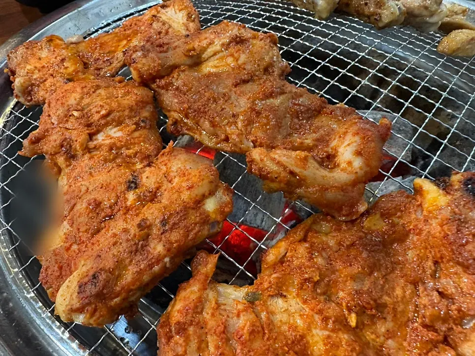 Soy-sauce dakgalbi at an easy-to-eat thickness