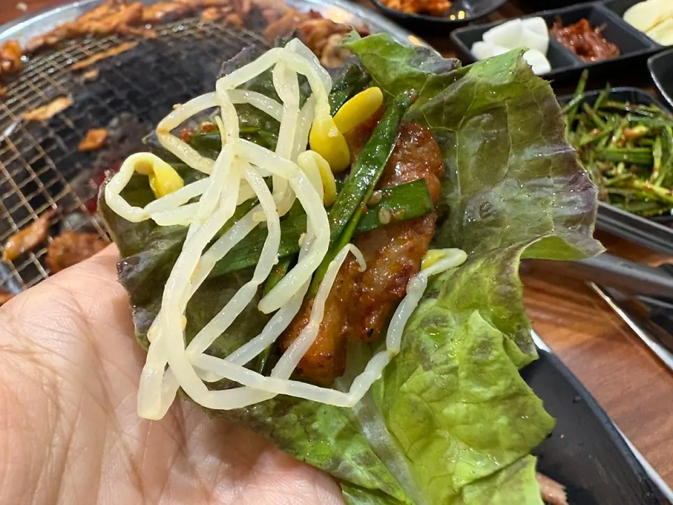 숯불에 굽는 양념닭갈비