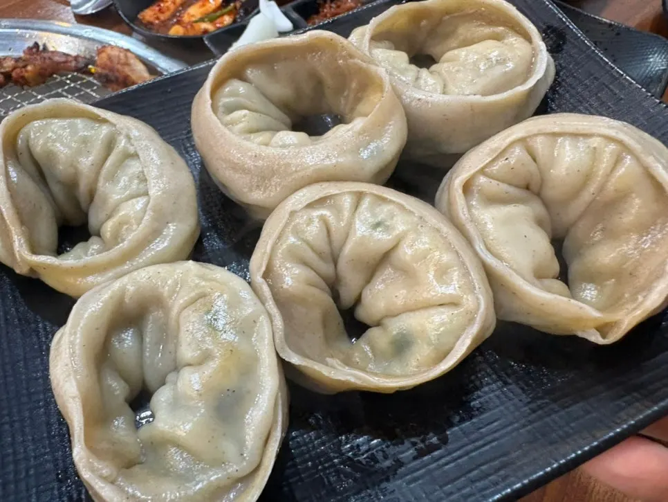 닭갈비와 깻잎지를 올린 상추쌈