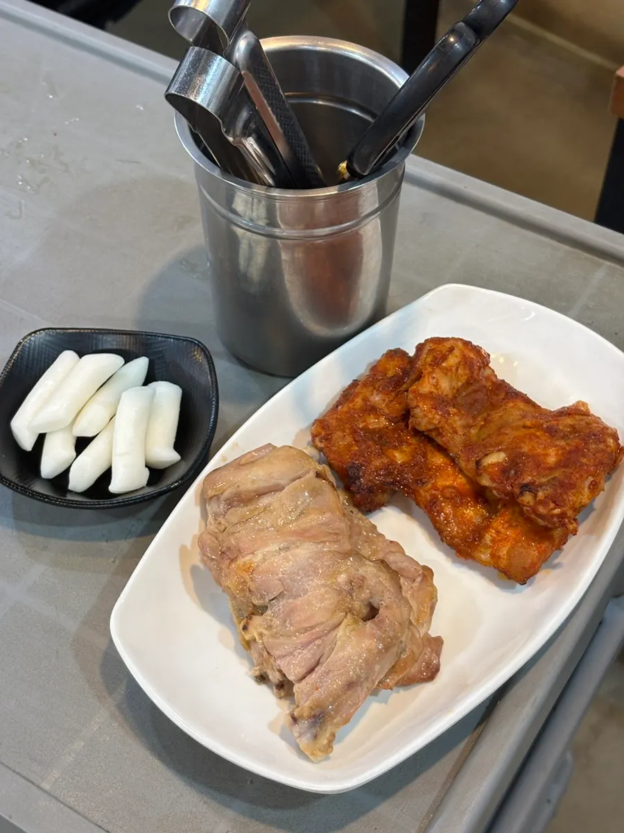 부추무침과 더덕무침 등 정갈한 밑반찬