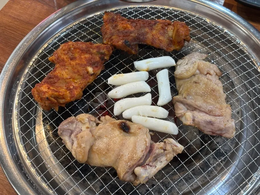 숯불 위에서 구워지는 닭갈비