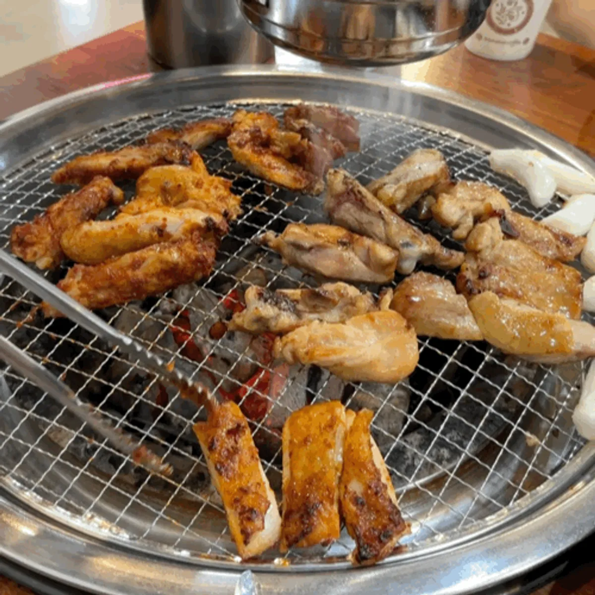 참숯 불판에 노릇하게 익는 숯불닭갈비
