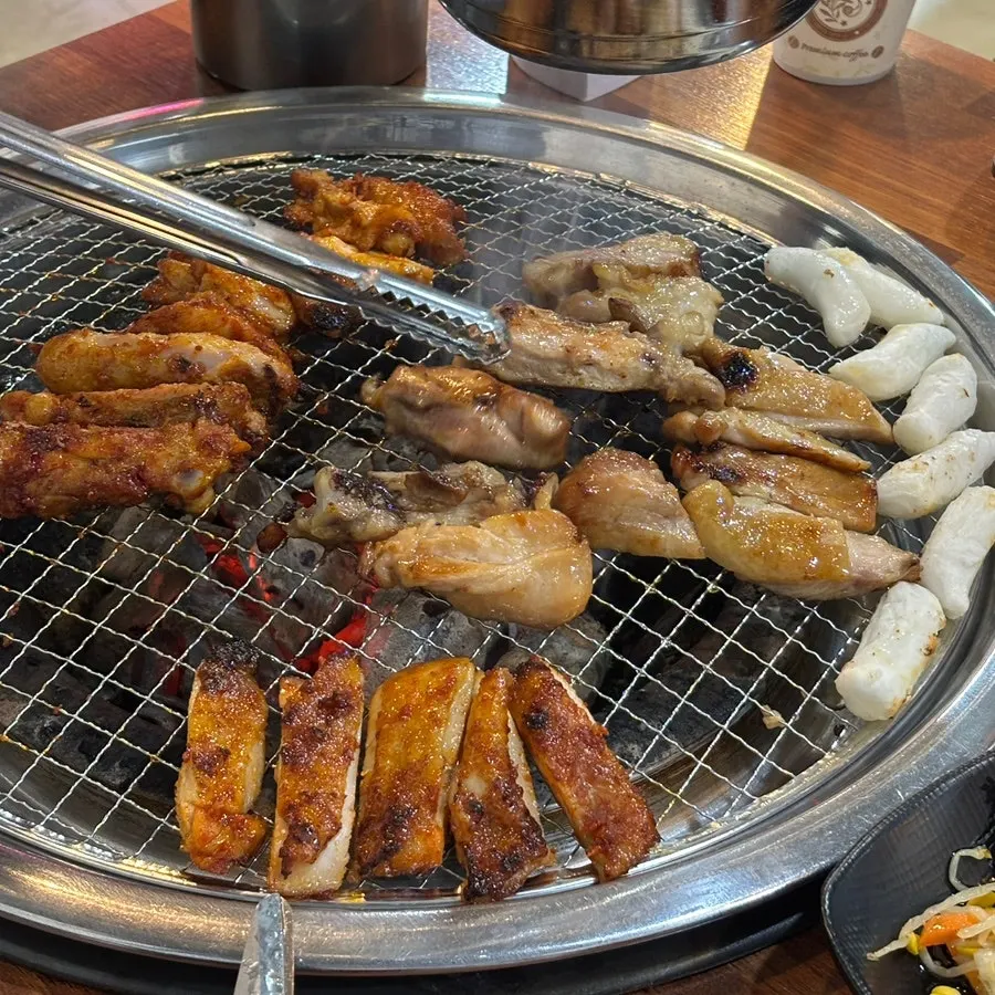 먹기 좋게 잘라 구워진 간장닭갈비