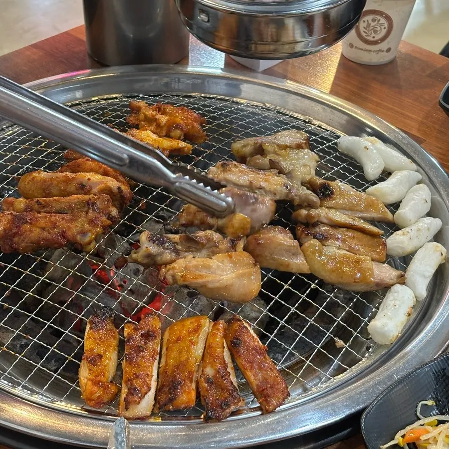 숯불에 구운 양념닭갈비 한 점