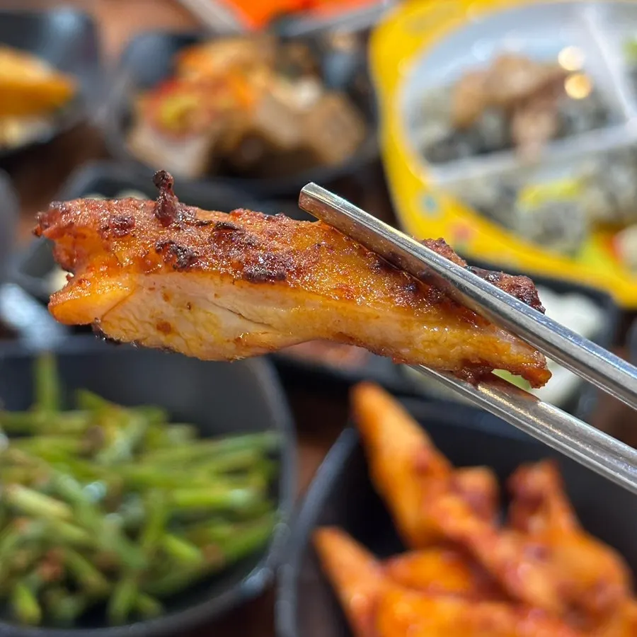 양념닭갈비와 곁들인 밑반찬